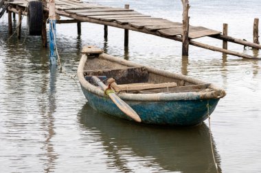 Lap An Lagoon, Vietnam 'daki istiridye çiftçiliği endüstrisinde geleneksel balıkçı teknesi..