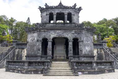 Hue, Vietnam- 28 Şubat, 2024 Hue Vietnam 'da Khai Dinh' in Mezarı 'nın muhteşem mimarisi. Khai Dinh 'in mezarı, Hue ve Vietnam' da inşa edilen son imparator mozolesidir.