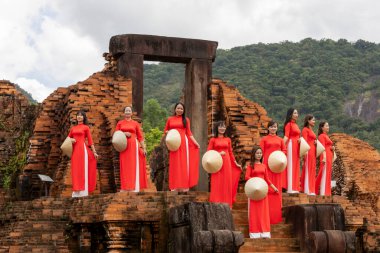 Oğlum, Vietnam- 29 Şubat 2024: Orta Vietnam 'daki Hoi An yakınlarındaki Oğlum UNESCO Dünya Mirası sahasında gösteri yapan bir grup insan. Cham halkının eski bir Hindu tapınağı kompleksi..