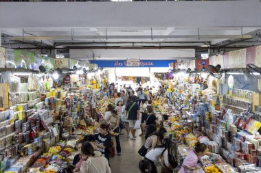 Danang, Vietnam- 1 Mar 2024 İnsanlar Danang, Vietnam 'daki Han Market' i ziyaret ediyor. Han Pazarı, Han Nehri 'nin kıyısında, şehir merkezinde yer almaktadır.