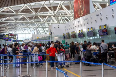 Danang, Vietnam- 2 Mar 2024: Yolcular Vietnam 'daki Danang Uluslararası Havaalanı' ndaki havayolu gişesine giriş yapıyor. Orta Vietnam 'a hizmet veren uluslararası bir havaalanıdır.