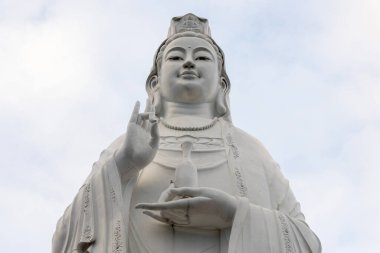 Danang, Vietnam- 26 Şubat 2024: Danang, Vietnam 'daki Chua Linh Ung' da bulunan dev tanrıça Buddha. Linh Ung Pagoda Son Tra Yarımadası 'nda yer almaktadır.