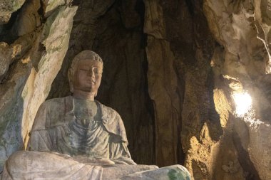 Danang, Vietnam-27 Şubat, 2024: Mermer dağlarda Buda Heykeli, Da Nang, Vietnam. Mermer Dağlar beş mermer ve kireçtaşı tepelerden oluşan bir kümedir.
