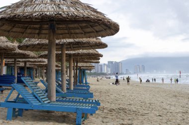 Danang, Vietnam-28 Şubat, 2024: Benim Khe Beach Da Nang Vietnam 'ım kıyıdaki modern binayla birlikte. Benim Khe Beach 'im dünyanın en güzel plajlarından biri olarak kabul edilir.