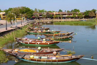 Hoi An, Vietnam- 29 Şubat 2024: Hoi An, Vietnam 'da antik mimarinin önündeki geleneksel tekneler. Hoi An, karışık kültürler ve mimari ile ünlü Dünya Kültür Mirası sitesidir..
