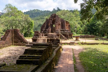 Oğlum, Vietnam- 29 Şubat 2024: Oğlum UNESCO Dünya Mirası Orta Vietnam 'da Hoi An yakınlarında. Cham halkının eski bir Hindu tapınağı kompleksi..