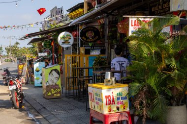 Hoi An, Vietnam- 29 Şubat 2024: Vietnam 'daki Hoi An antik kasabasının gündüz manzarası. Hoi An muhteşem bir şehir, inanılmaz derecede güzel antik bir kasabası var.