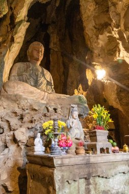 Danang, Vietnam-27 Şubat, 2024: Mermer dağlarda Buda Heykeli, Da Nang, Vietnam. Mermer Dağlar beş mermer ve kireçtaşı tepelerden oluşan bir kümedir.