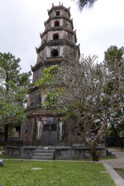 Hue, Vietnam- 28 Şubat 2024: Hue, Vietnam 'da Thien Mu Pagoda. Hue şehrindeki en büyüleyici ve en eski tapınaklardan biridir..