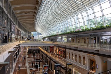 Singapur-10 Şubat 2024: Marina Körfezi Sands Dükkanlarının İçi. Marina Bay Sands 'deki Dükkanlar Singapur' un en büyük lüks alışveriş merkezlerinden biridir.