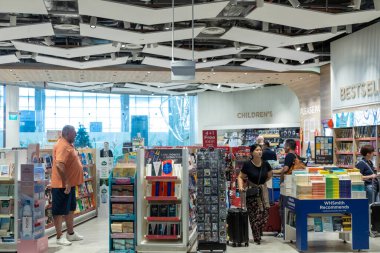 Singapur - 26 Şubat 2024: Changi Havaalanı Terminali 'ndeki Ayrılış Salonu' ndaki kitapçı. Terminal 4 yılda 16 milyondan fazla yolcuyla başa çıkabilecek donanıma sahip..