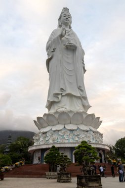 Danang, Vietnam- 26 Şubat 2024: Danang, Vietnam 'daki Chua Linh Ung' da bulunan dev tanrıça Buddha. Linh Ung Pagoda Son Tra Yarımadası 'nda yer almaktadır.