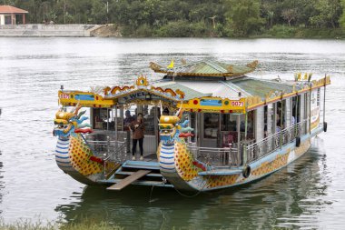 Ton, Vietnam- 28 Şubat, 2024: Vietnam, Hue Parfüm nehrinde ejderhalarla süslenmiş turistlere tekne gezisi