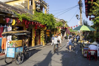 Hoi An, Vietnam- 29 Şubat 2024: Vietnam 'daki Hoi An antik kasabasının gündüz manzarası. Hoi An muhteşem bir şehir, inanılmaz derecede güzel antik bir kasabası var.