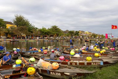 Hoi An, Vietnam-1 Mar 2024: Kayıkçılar Hoi An, Vietnam 'da turistleri bekliyorlar. Hoi Bir fener tekne gezisi aktiviteleri çoğunlukla eski kasaba bölgesinde gerçekleşir