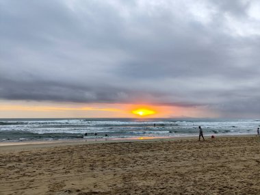 Danang, Vietnam- 28 Şubat 2024 Danang, Vietnam 'da güzel bir gün doğumu. Danang, Vietnam 'daki en iyi plaja sahip..