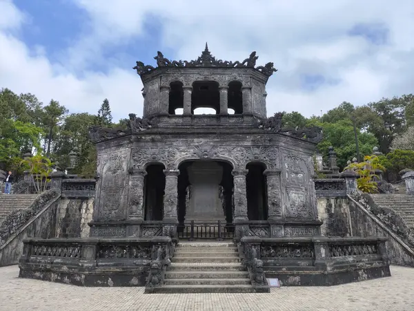 Hue, Vietnam- 28 Şubat, 2024 Hue Vietnam 'da Khai Dinh' in Mezarı 'nın muhteşem mimarisi. Khai Dinh 'in mezarı, Hue ve Vietnam' da inşa edilen son imparator mozolesidir.