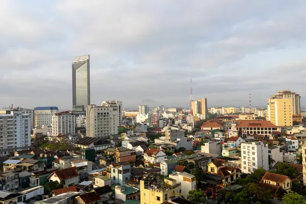 Hue, Vietnam- 29 Şubat 2024: Vietnam 'ın merkezindeki Hue şehrini gözden geçir. Renk Şehri, tarihin, kültürün ve doğal güzelliğin canlı renklerini birleştiren büyüleyici bir yerdir.