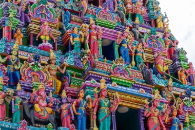 Malezya, Johor Bahru 'daki Arulmigu Rajamariamman Devasthanam Hindu tapınağının önündeki zengin dekore edilmiş tapınak.
