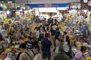 Danang, Vietnam- 1 Mar 2024 İnsanlar Danang, Vietnam 'daki Han Market' i ziyaret ediyor. Han Pazarı, Han Nehri 'nin kıyısında, şehir merkezinde yer almaktadır.