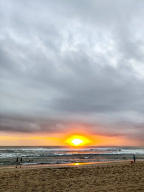 Danang, Vietnam- 28 Şubat 2024 Danang, Vietnam 'da güzel bir gün doğumu. Danang, Vietnam 'daki en iyi plaja sahip..