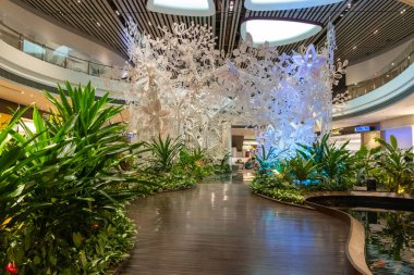 Singapur - 26 Şubat 2024: Changi Havaalanı Terminali 'ndeki Kalkış Salonu' nun İçi. Terminal 4 yılda 16 milyondan fazla yolcuyla başa çıkabilecek donanıma sahip..