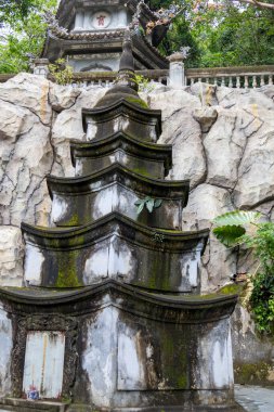 Danang, Vietnam-27 Şubat 2024: Da Nang, Vietnam 'daki Mermer Dağlar Tapınağı' nda Stupa. Mermer Dağlar Da Nang 'ın doğal bir cazibesidir.