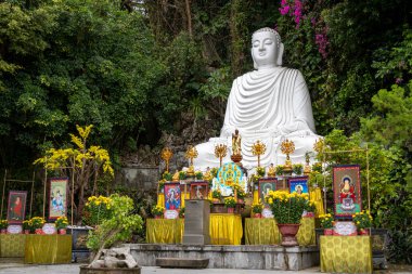Danang, Vietnam-27 Şubat, 2024: Mermer dağlarda Buda Heykeli, Da Nang, Vietnam. Mermer Dağlar beş mermer ve kireçtaşı tepelerden oluşan bir kümedir.