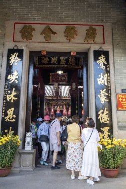 Hoi An, Vietnam- 29 Şubat 2024: Quang Dong Toplantı Salonunu ziyaret eden turistler, aynı zamanda Hoi An, Vietnam 'daki Quang Trieu Pagoda veya Kanton Toplantı Salonu olarak da bilinir. Bu eski kasabada tarihi bir binadır..