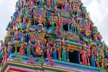 Malezya, Johor Bahru 'daki Arulmigu Rajamariamman Devasthanam Hindu tapınağının önündeki zengin dekore edilmiş tapınak.