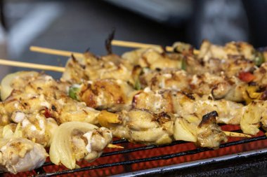 Bambu şişte ızgara tavuk kebabı. Mantar ve biberli tavuk eti ızgarası..