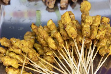 Sokakta satılan Malezya usulü tavuk satay, ünlü yerel yemeklerden biri..