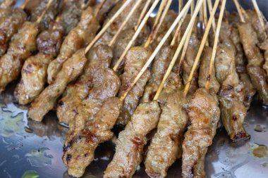 Sokaklarda satılan Malezya domuz eti satayları en ünlü yerel yemeklerden biridir..