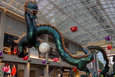 Singapur-10 Şubat 2024: Çin Yeni Yılı sırasında Marina Körfezi Kumları 'nda görkemli turkuaz ejderhalar sergilenmektedir. 2024 yılı Ejderha Yılı.