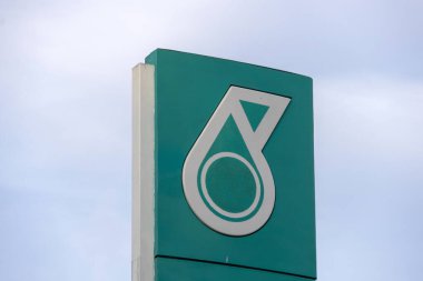 Johor Bahru, Malezya - 29 Mar, 2024: Malezya merkezli bir petrol ve gaz şirketi olan Petronas benzin istasyonunun imzası
