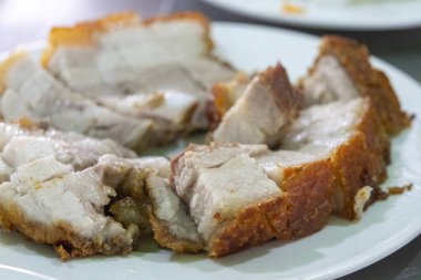 Kızarmış domuz pirzolası.