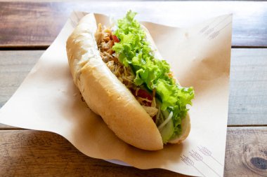 Vietnam sandviçi banh mi? İnce, çıtır çıtır ve yumuşak, havadar bir dokusu olan kısa bir baget.