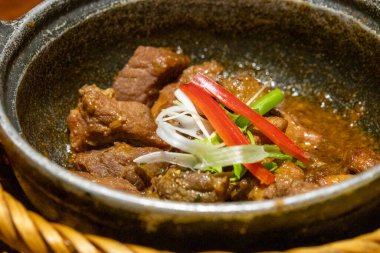 Kil tencerede pişmiş domuz eti.