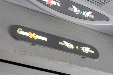 Sigara ve kemer takmak yasak. Uçağın içinde işaret var.