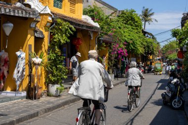 Hoi An, Vietnam- 1 Mar, 2024: Vietnam 'daki Hoi An antik kasabasının gündüz manzarası. Hoi An muhteşem bir şehir, inanılmaz derecede güzel antik bir kasabası var.