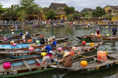 Hoi An, Vietnam-1 Mar 2024: Kayıkçılar Hoi An, Vietnam 'da turistleri bekliyorlar. Hoi Bir fener tekne gezisi aktiviteleri çoğunlukla eski kasaba bölgesinde gerçekleşir