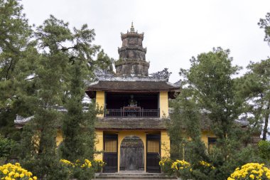 Tue, Vietnam- 28 Şubat, 2024 Hue, Vietnam 'daki Thien Mu Pagoda tapınağı ve binası. Hue şehrindeki en büyüleyici ve en eski tapınaklardan biridir..