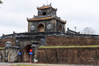 Hue, Vietnam- 28 Şubat 2024 Hue İmparatorluk Kalesi 'nin dış kapısı. Hue İmparatorluk Kalesi tüm Vietnam 'daki en etkileyici miras görüntülerinden biridir.