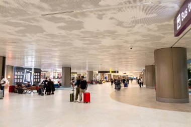 Singapur - 26 Şubat 2024: Changi Havaalanı Terminali 'ndeki Kalkış Salonu' nun İçi. Terminal 4 yılda 16 milyondan fazla yolcuyla başa çıkabilecek donanıma sahip..