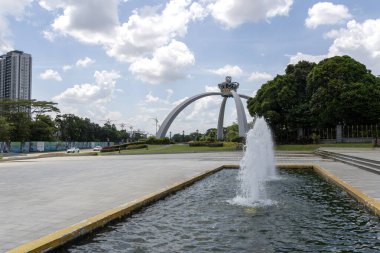 Johor Bahru, Malezya - 26 Mart 2024: Laman Mahkota Istana Bukit Serene Johor Bahru, Malezya 'daki Istana Bukit Serene' nin girişinde.