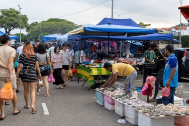 Johor Bahru, Malezya... 28 Mar, 2024: Malezya 'da geleneksel gece pazarı. Yerel halk, düşük fiyatlar ve çeşitli seçenekler nedeniyle gece pazarlarını ziyaret etmeyi seviyor.. 