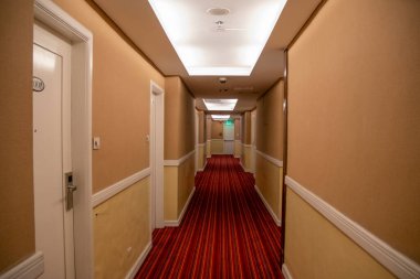 Otel koridoru ve otel odalarına giden yol