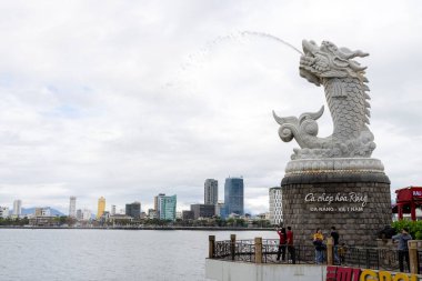 Danang, Vietnam- 1 Mar 2024 Sazan heykelinin ejderhaya dönüşmesi Danang, Vietnam 'da Tran Hung Dao caddesinde yer almaktadır. Da Nang turizminin yeni bir sembolü.