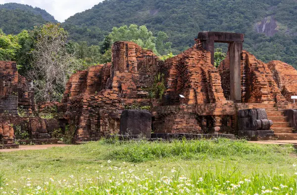 Oğlum, Vietnam- 29 Şubat 2024: Oğlum UNESCO Dünya Mirası Orta Vietnam 'da Hoi An yakınlarında. Cham halkının eski bir Hindu tapınağı kompleksi..