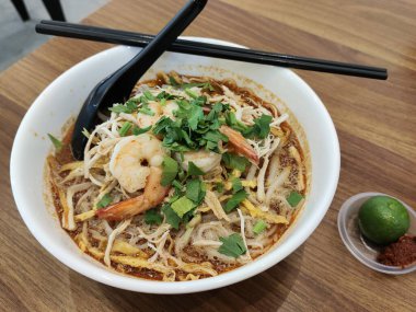 Kuching, Sarawak Laksa 'dan popüler Malezya yemeği baharatlı şehriye çorbası türü bir işportacı yemeği.